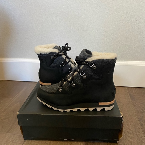 Sorel Women’s Sneakchic Alpine Booties Size 5 Black - Picture 3 of 6
